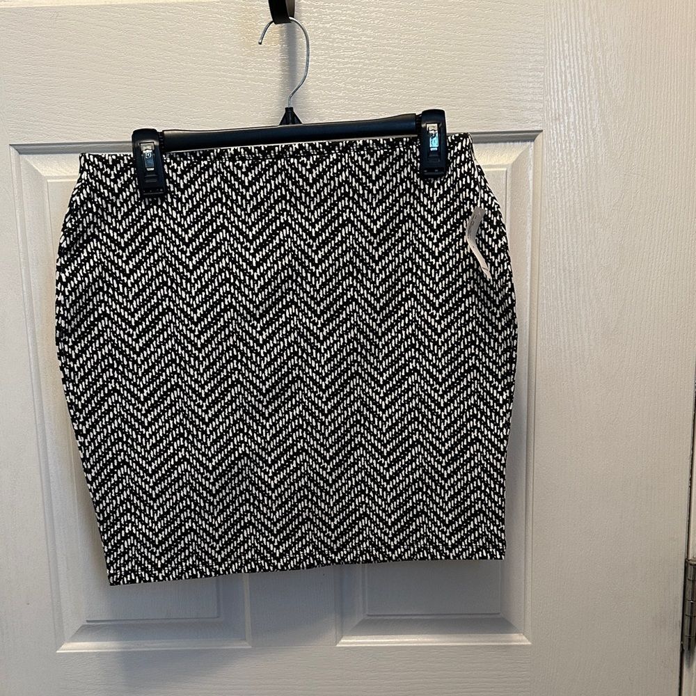 Old Navy Black and White Zigzag Skirt